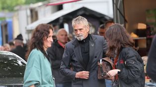 Jeremy Irons na planie "Nieśmiertelnego" w Zabrzu. Fani czekają godzinami