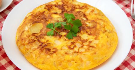 Omlet robię po hiszpańsku. Po takim śniadaniu nikt nie myśli o przekąskach
