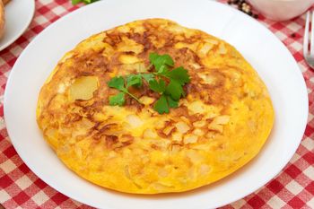 Omlet robię po hiszpańsku. Po takim śniadaniu nikt nie myśli o przekąskach