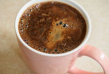 Pijesz wieczorem kawę? Tak może wpływać na twoje zachowanie