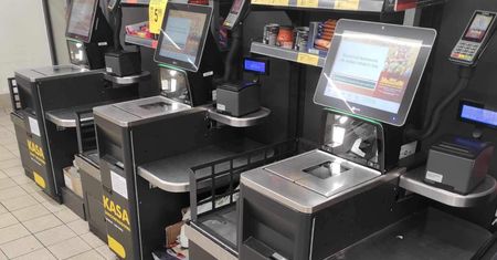 Ten sam produkt, inne ceny w różnych sklepach. Biedronka tłumaczy
