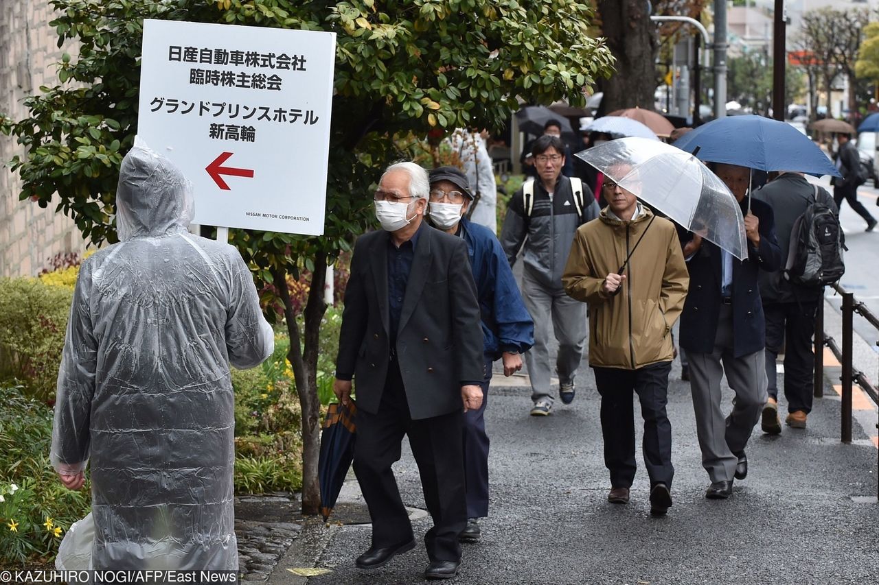 Akcjonariusze Nissana w drodze na zebranie, na którym odwołają Ghosna z pozycji członka rady nadzorczej (fot. KAZUHIRO NOGI/AFP/East News)
