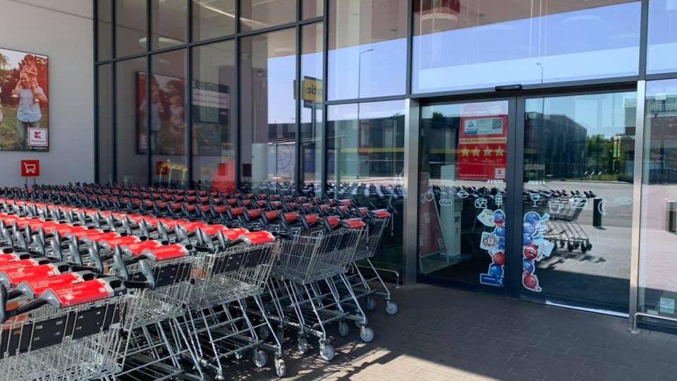 Zakaz handlu w niedzielę; handel; sklep; wózki; Kaufland; zamknięty sklep; niedziela niehandlowa