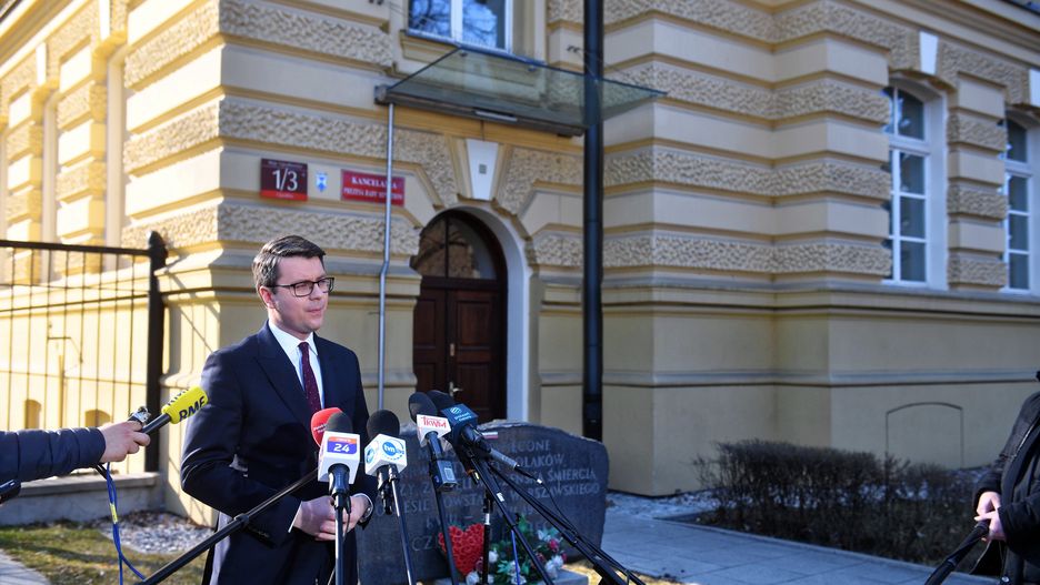 Piotr Mueller
Warszawa, 21.03.2022. Rzecznik rz�du Piotr Mueller podczas briefingu prasowego przed KPRM w Warszawie, 21 bm. W KPRM odby�o si� spotkanie rzecznika rz�du Piotra Muellera i zast�pcy szefa KPRM Izabeli Antos z ambasadorami pa�stw UE i NATO. (mr) PAP/Radek Pietruszka
Radek Pietruszka
KPRM, piotr muller, po spotkaniu, polityk polityka, prasowy, rz�du, rzecznik, Unii Europejskiej
