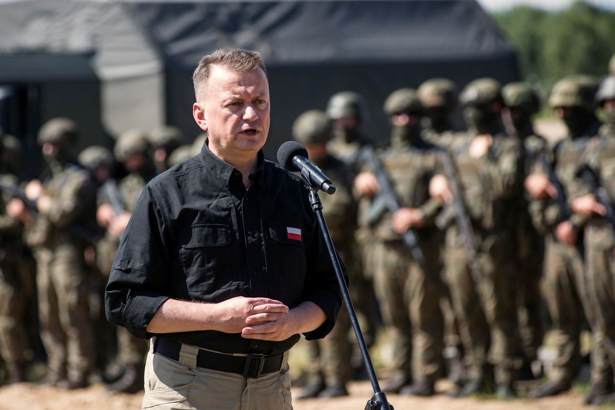 Minister obrony narodowej Mariusz Błaszczak w bazie wojskowej przy granicy z Białorusią
