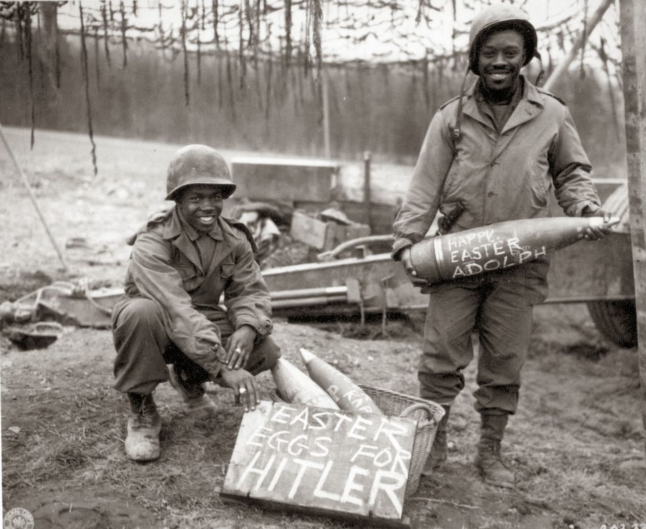 Dwóch czarnoskórych amerykańskich żołnierzy trzymających pocisk artyleryjski z życzeniami „wesołych Świąt Wielkanocnych dla Adolfa Hitlera” wydaje się być strasznie dziwnym połączeniem bazującym na nietypowym poczuciu humoru. Ale takie są realia wojny – trzeba wprowadzić chociaż trochę uśmiechu w trudnych czasach.