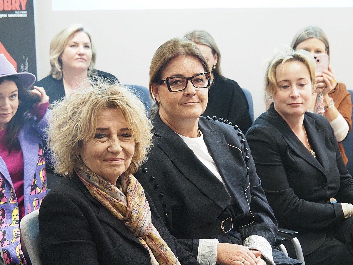 Otwarcie siedziby Fundacji KTOŚ w centrum Łodzi przy ulicy Piotrkowskiej 118Hanna Zdanowska, prezydent Łodzi  i Magdalena Kijańska, prezes Zarządu Fundacji KTOŚ