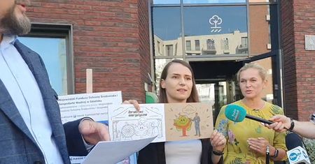 Kolorowanka z kandydatem PiS. "Za publiczne pieniądze"