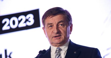 Kuchciński zatrudnił dzieci znajomych w KPRM. Teraz szuka im nowej pracy