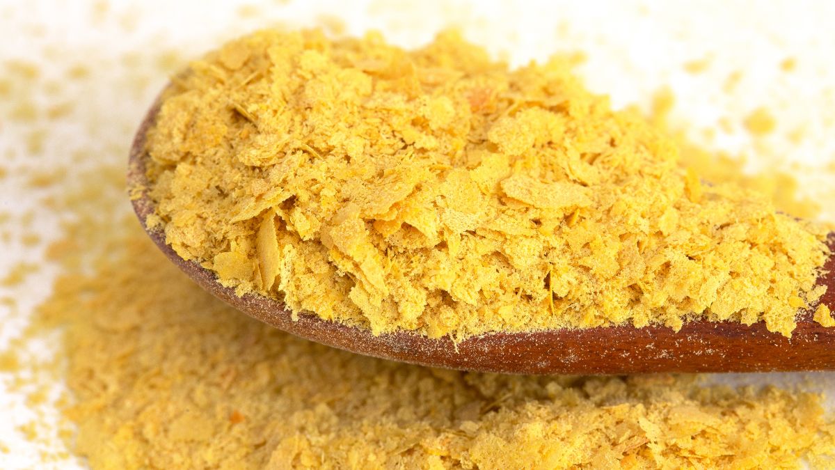 Płatki drożdżowe nazywane są "złotem wegan"