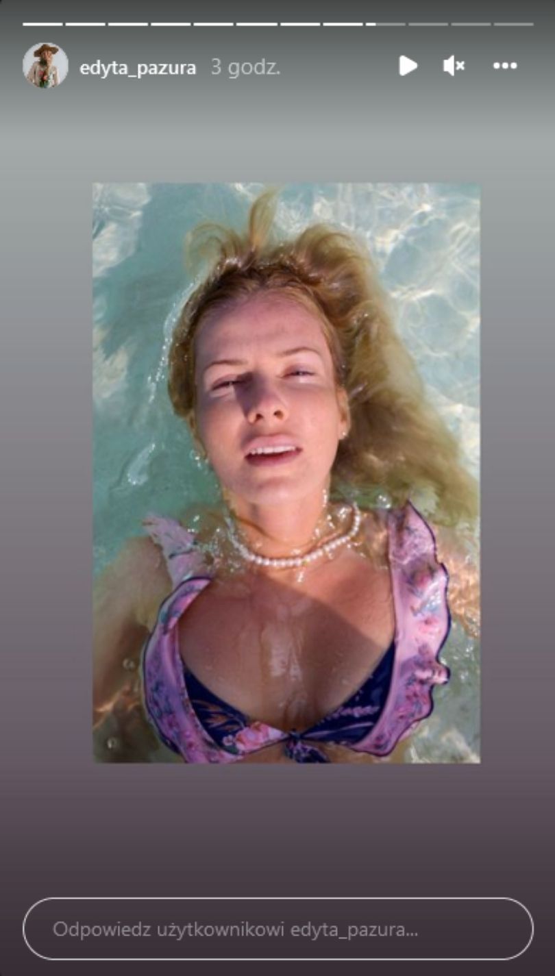 Edyta Pazura pozuje w bikini na tle oceanu