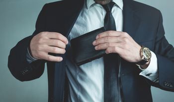 17-latek zakładał garnitur i udawał adwokata. Wyłudzał ogromne kwoty