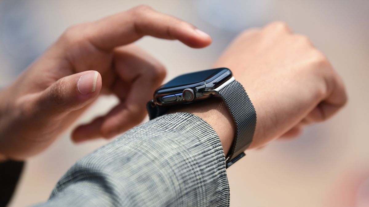 SYDNEY, AUSTRALIA - SEPTEMBER 18: Customers shopping at the Apple Store in George Street on September 18, 2020 in Sydney, Australia. Customers to the Apple stores in Australia are among some of the first in the world to be able to view Apple's newest products. The new Apple Watch Series 6 features a blood oxygen sensor and app, while a new iPad (8th generation) has also been released. (Photo by James D. Morgan/Getty Images)
