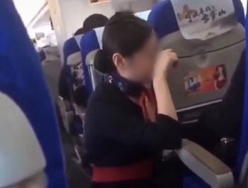 Stewardesa uklękła przed pasażerem. Skandal w chińskim samolocie