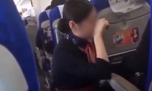 Stewardesa uklękła przed pasażerem. Skandal w chińskim samolocie