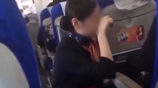 Stewardesa uklękła przed pasażerem. Skandal w chińskim samolocie