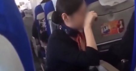 Stewardesa uklękła przed pasażerem. Skandal w chińskim samolocie