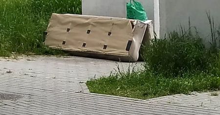 Łóżko po zmarłym sąsiedzie. Trafiło na śmietnik i wtedy się zaczęło