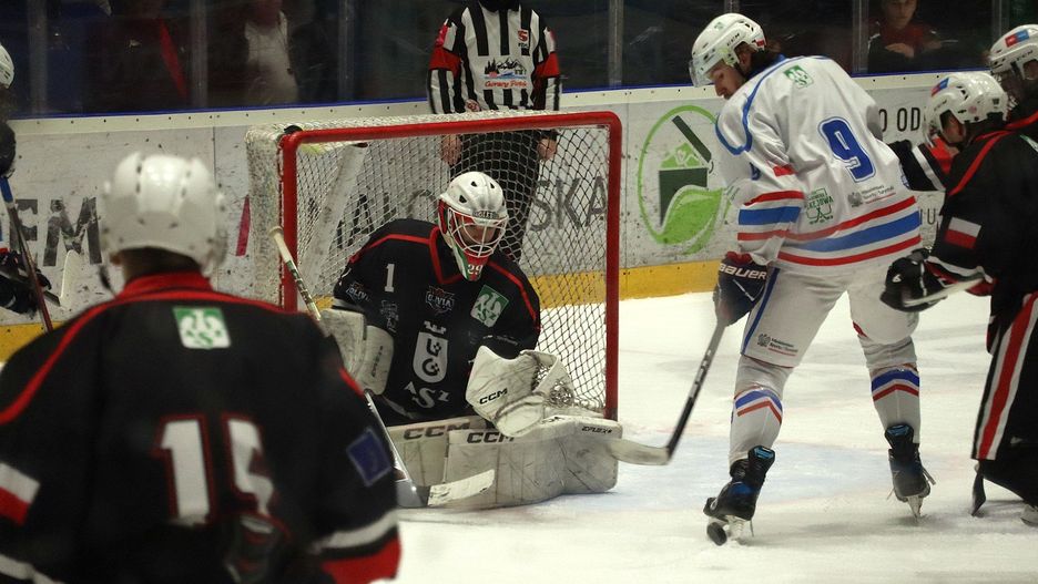 &#34;Szable&#34; Oświęcim wykorzystały atut własnej hali w drugim turnieju eliminacyjnym hokejowych rozgrywek akademickich. Zagrają o mistrzostwo w finale w Krakowie.