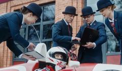 Błyskawiczna jazda wyścigówką po pożyczkę w reklamie Alior Banku (wideo)