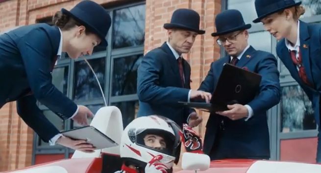 Błyskawiczna jazda wyścigówką po pożyczkę w reklamie Alior Banku (wideo)