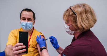 Najnowszy sondaż. Polacy zmieniają zdanie ws. szczepień na COVID-19