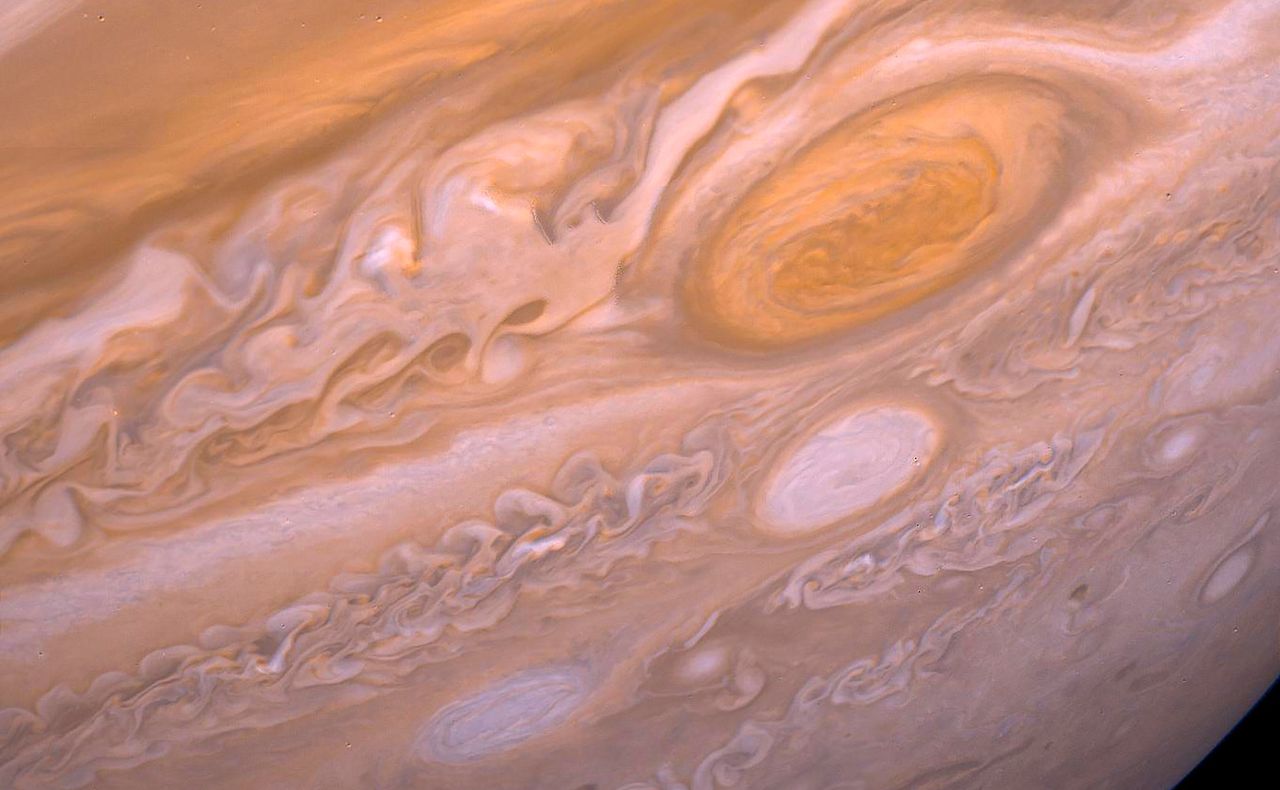 Zbliżenie na powierzchnię Jowisza z widoczną Wielką Czerwoną Plamą - zdjęcie ilustracyjne