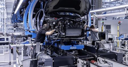 Mercedes znów ogranicza produkcję z tego samego powodu. Nie on jeden