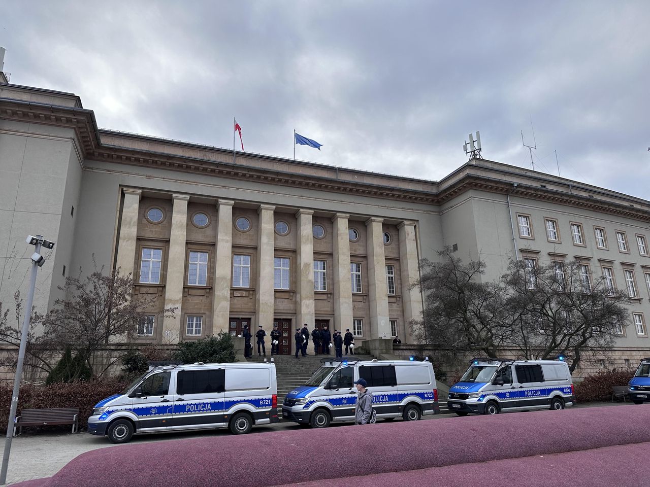 Policja zabezpieczyła urząd wojewódzki z każdej ze stron