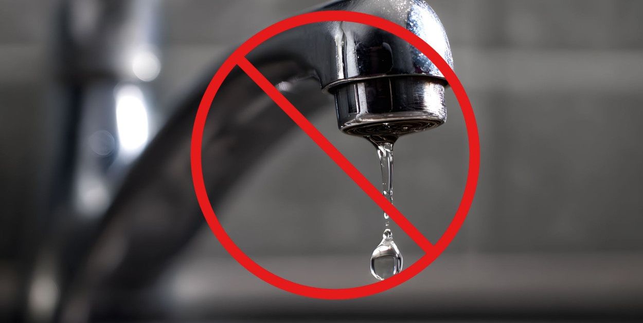 Mała Nieszawka: Na tej ulicy wody nie ma od wtorku. Mieszkańcy bezradni. "Mamy w domu noworodka"