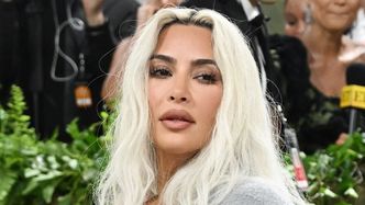 Kim Kardashian POŚWIĘCA SIĘ dla mody, pozując w platformach bez obcasów. Internauci w szoku: "BOLI OD PATRZENIA" (FOTO)