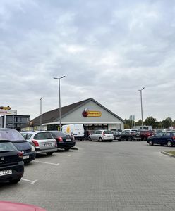 Nowy system na parkingach Biedronki. Sieć wyjaśnia, na czym polega