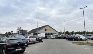 Nowy system na parkingach Biedronki. Sieć wyjaśnia, na czym polega