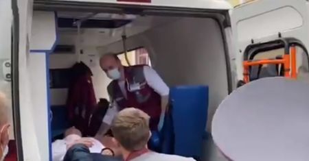 Białoruś. Więzień polityczny wbił sobie długopis w szyję. Zrobił to na sali sądowej