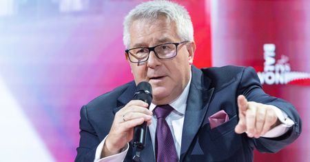 Czarnecki znowu opuszcza Polskę. Wiadomo, gdzie jedzie