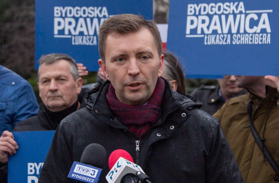 Politycy PiS wstydzą się swojej partii? Nie chcą się afiszować