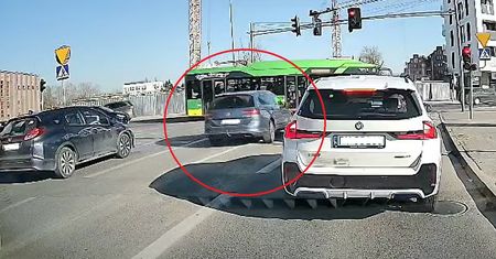 Poznańskie "passeratti" nagrane. Wjechał na czerwonym świetle i ruszył buspasem