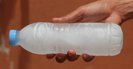 Domowy sposób na upał bez klimatyzacji. Wystarczy plastikowa butelka