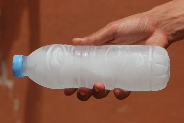 Domowy sposób na upał bez klimatyzacji. Wystarczy plastikowa butelka