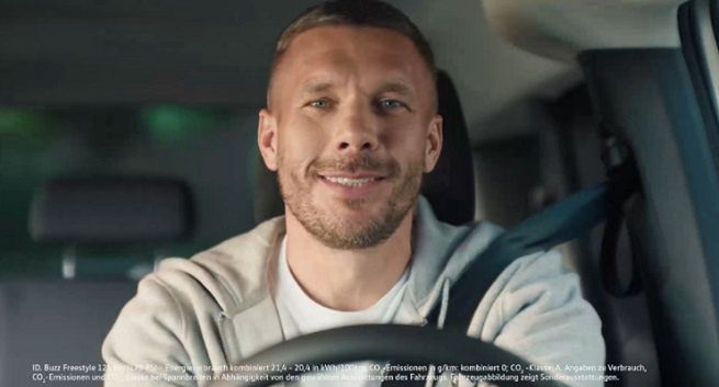 Lukas Podolski reklamuje Volkswagen Nutzfahrzeuge