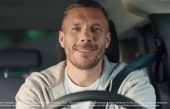 Lukas Podolski reklamuje Volkswagen Nutzfahrzeuge