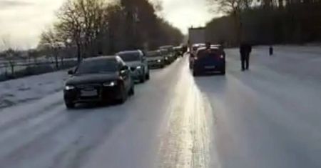 Lodowisko na drodze DK32 do Zielonej Góry. Auta stoją w korku. Gdzie są drogowcy?