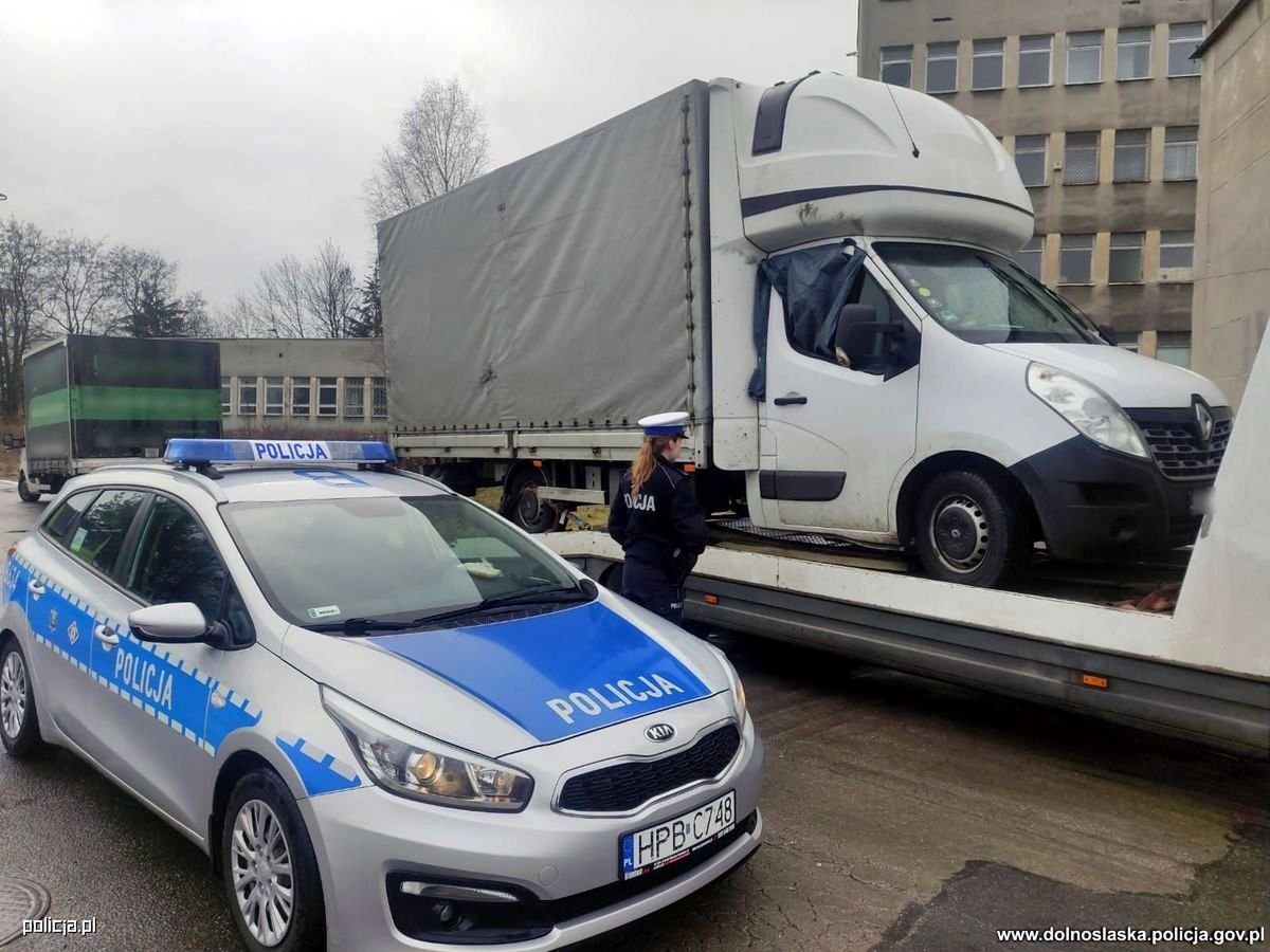 Policja wybiła szybę, kierowca może tylko dziękować