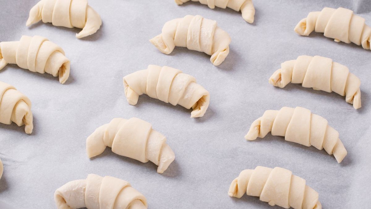 Rogaliki jak z PRL-u. Dodaj do ciasta 2 łyżki, a będą jak świeże kilka dni