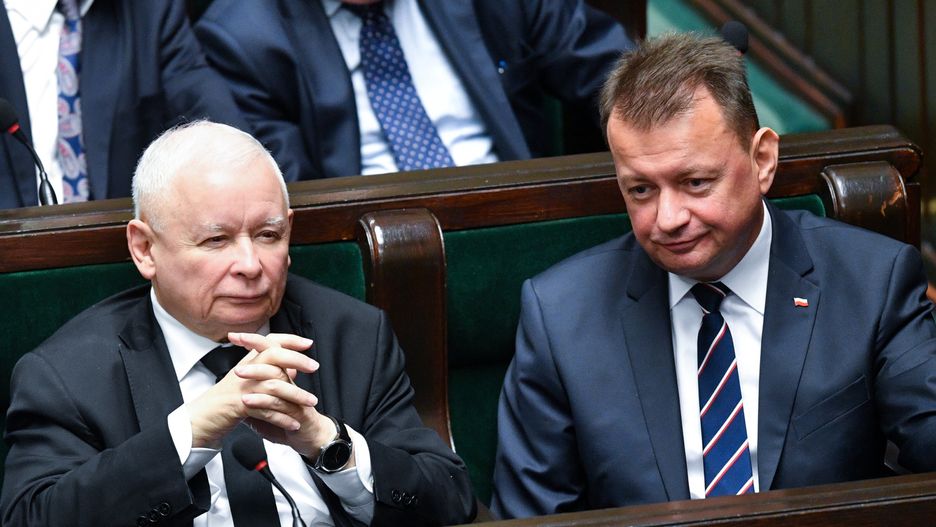 Jaros�aw Kaczy�ski, Mariusz B�aszczak
Warszawa, 22.06.2022. Prezes PiS Jaros�aw Kaczy�ski (L) i minister obrony Mariusz B�aszczak (P) na sali obrad Sejmu w Warszawie, 22 bm. Sejm zajmie si� m.in. przepisami dotycz�cymi pracy zdalnej, a tak�e obywatelskim projektem liberalizuj�cym przepisy dotycz�ce aborcji. (mr) PAP/Radek Pietruszka
Radek Pietruszka
g�osowa�, obrad, plenarna, polityk polityka, posiedzenie, sala, sejm, sejmu, pose�, pos�owie