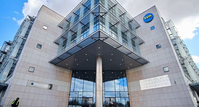 TVN czeka na przedłużenie koncesji przez KRRiT od dziewięciu miesięcy. „Nierówne traktowanie podmiotów”