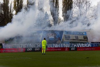 Kibice na derbach Krakowa w 1/16 finału STS Pucharu Polski. Oprawa Hutnika, Wisła pod stadionem