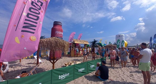Żabka sponsoruje "Projekt Plaża" w TVN i promuje się nad morzem