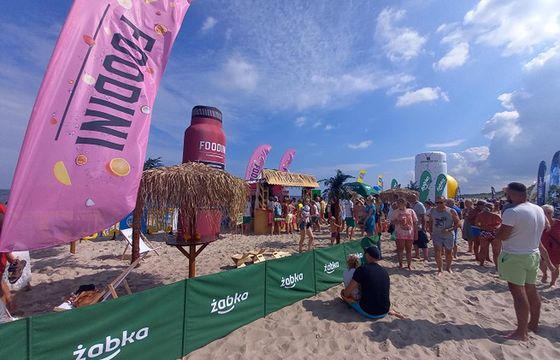 Żabka sponsoruje "Projekt Plaża" w TVN i promuje się nad morzem
