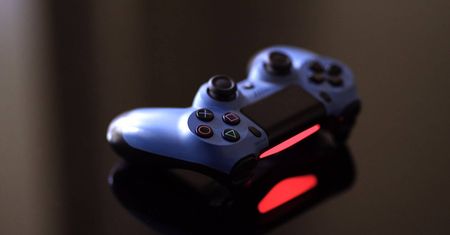 Zostań w domu i graj. To nie musi dużo kosztować - ruszyła Wiosenna Wyprzedaż gier na PS4